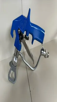 Aynı zamanda, beton yüzeyde enjeksiyon beton pakerleri uygulanmış, yapısal güçlendirme işlemi gerçekleştiriliyor.