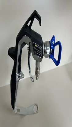 Profesyonel sanayi tipi boya tabancaları ile amatör kullanıma uygun sprey sistemleri farklı fiyat aralıklarına sahiptir.