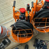 Yüksek basınçlı püskürtme teknolojisi sayesinde hızlı, homojen ve güvenilir bir izolasyon uygulaması sunar.